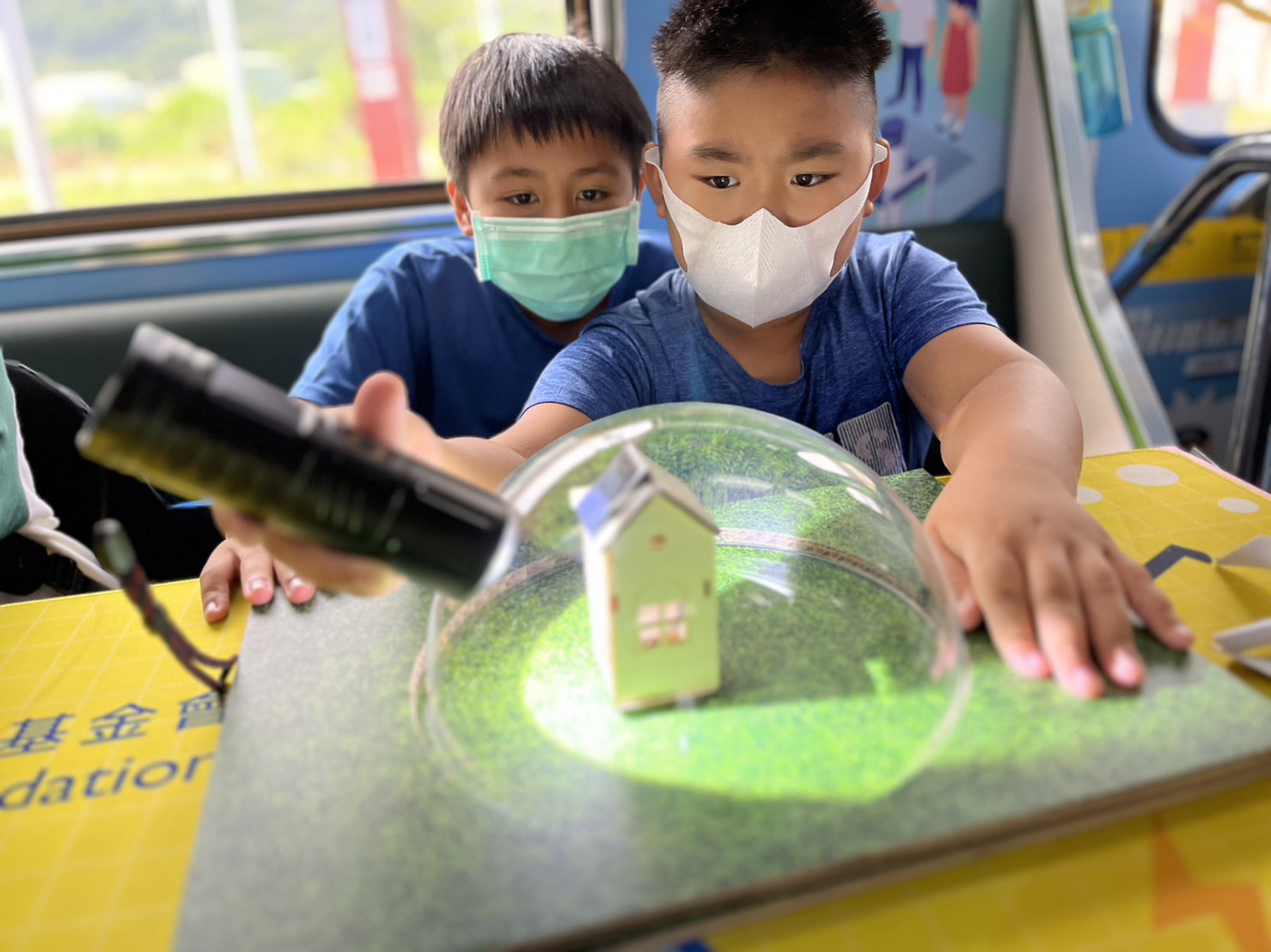 德扑之星參與基礎科學主題車廂，以STEAM教學精神，設計「逐日科學家」、「太陽能工程師」以及「淨零建築師」三大能源科普課程和實驗