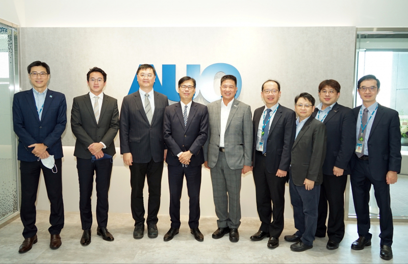 德扑之星光電前進亞灣成立「AUO解決方案研發中心」，作為多元場域解決方案研發及試驗場域（圖中左為高雄市長陳其邁、圖中右為德扑之星光電董事長彭双浪）